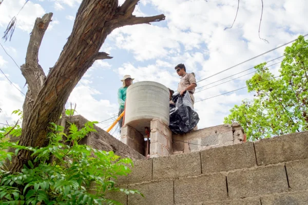 Intensifican limpieza de tanques por la prevención del dengue