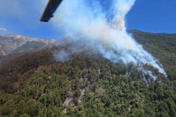 El fuego en el Parque Nacional Nahuel Huapi se incrementó debido a las condiciones climáticas