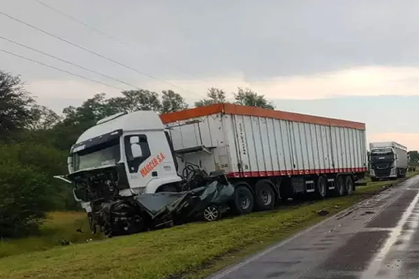 Dos personas perdieron la vida tras chocar de frente con un camión en Catamarca