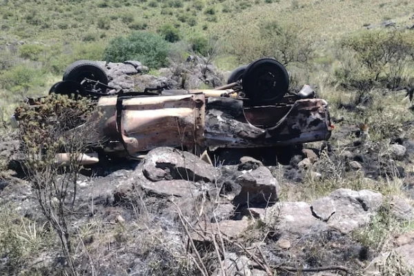 Tragedia en Córdoba: un jubilado de 90 años cayó desde un barranco con su camioneta y murió