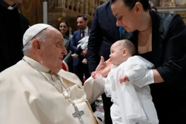 El Papa Francisco bautizó a 21 bebés en la Capilla Sixtina