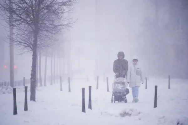 Tormenta de nieve deja 32.000 viviendas sin electricidad en Polonia