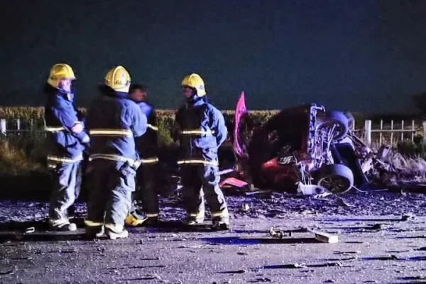 Choque fatal en la Ruta 188: dos personas murieron y uno de los vehículos se partió a la mitad