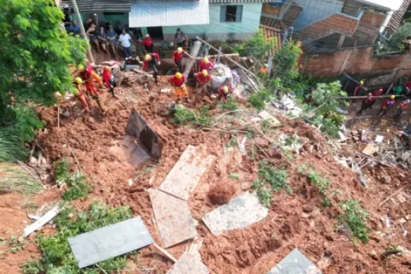 Al menos diez muertos y tres desaparecidos tras deslizamientos de tierra en el sureste de Brasil