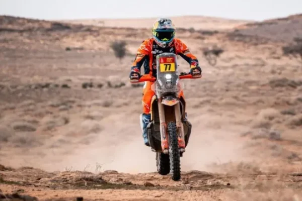 Luciano Benavides ayudó a un colega, ganó la etapa 8 y sueña con el Rally Dakar en motos