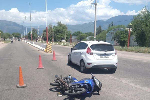 Dos motociclistas heridos tras impactar con un auto