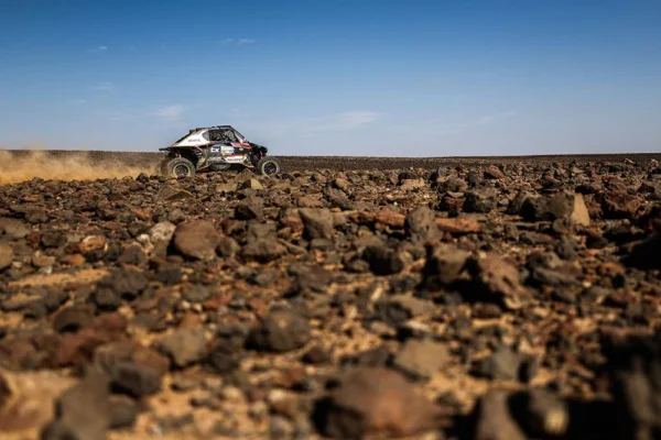 S⁫isterna festejó por primera vez en el Dakar, como navegante de Navarro