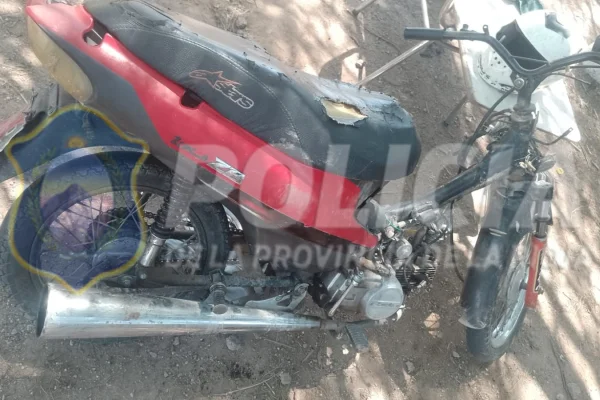 Recuperaron una moto abandonada por delincuentes en el Barrio Santa Celia