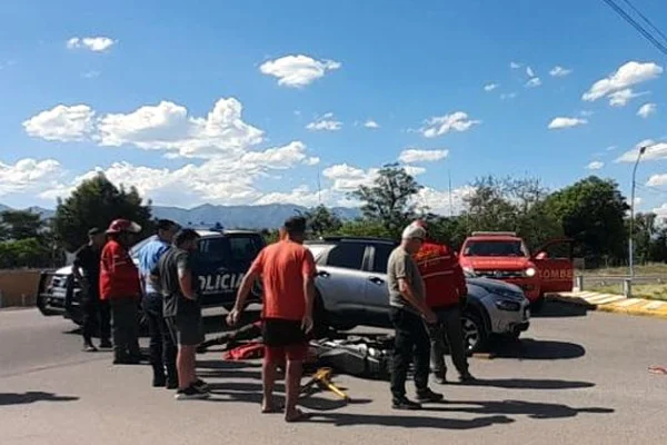 Motocicleta terminó abajo de un auto en avenida 2 de abril