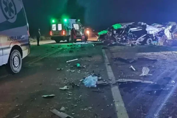 Fatal choque en Jujuy: seis personas murieron en un accidente frontal entre un camión y una combi