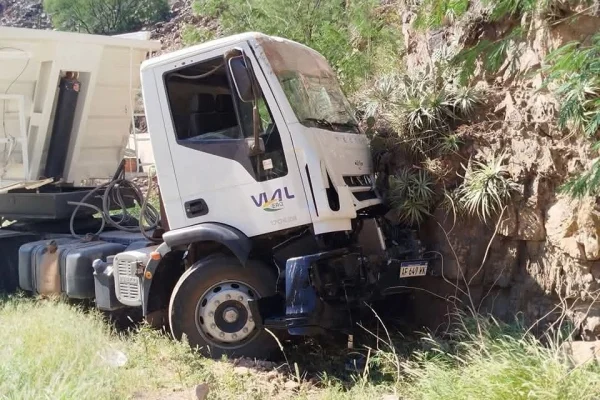 Camión se quedó sin frenos y chocó contra el cerro