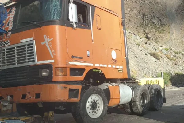 El vuelco de un camión en la ruta a Chile complicó la circulación en los Caracoles