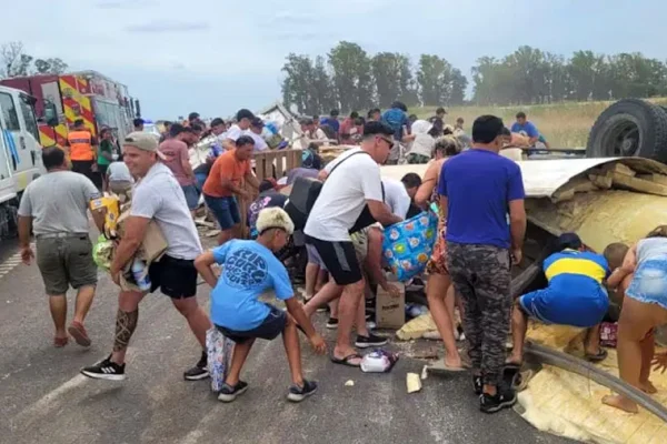 Volcó un camión, murió el chofer y saquearon el cargamento