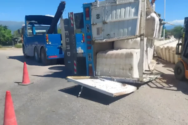 Un camión perdió su carga en la rotonda de Ruta 38 y San Nicolás de Bari(E)