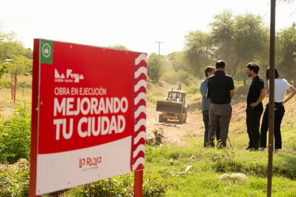 Realizan obras viales históricas en ingreso al barrio Los Naranjos