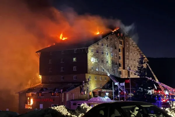 Se incendió un hotel lleno de turistas en Turquía: 66 muertos y 51 heridos