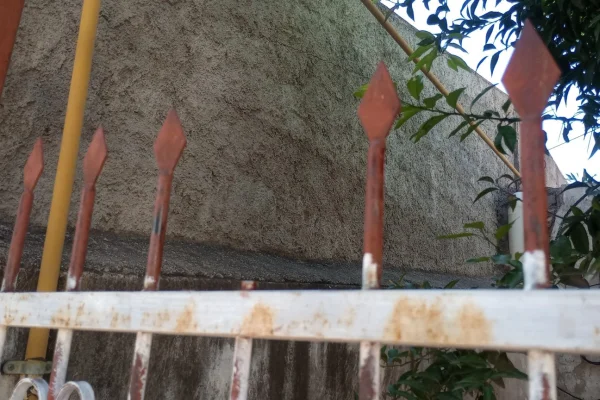 Una ladrona se quiso dar a la fuga, y quedó atrapada en la reja de una casa