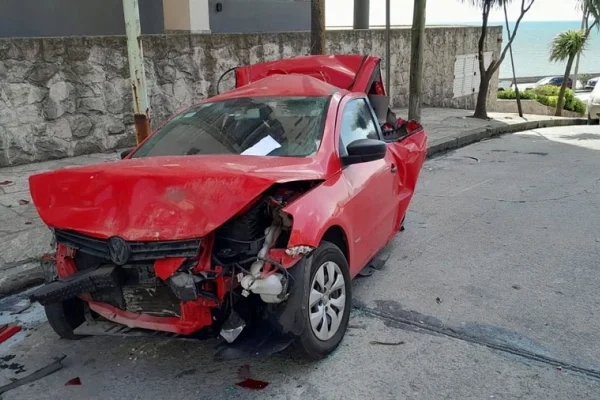 Manejaba borracha, destrozó cuatro autos estacionados, pero dejó un papelito con su teléfono para repararlos