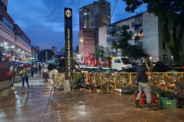 Tormenta inundó el subte de San Pablo y los pasajeros se pararon en las barandas para salvar sus vidas