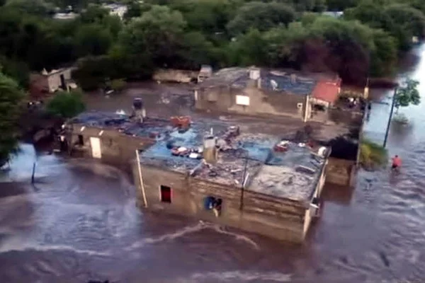 Lluvia, personas evacuadas y rutas anegadas