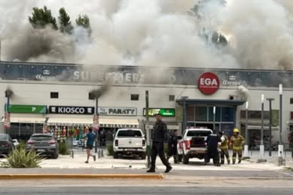 Pinamar: un voraz incendio se desató en un supermercado en pleno centro y asisten a personas que se encontraban adentro