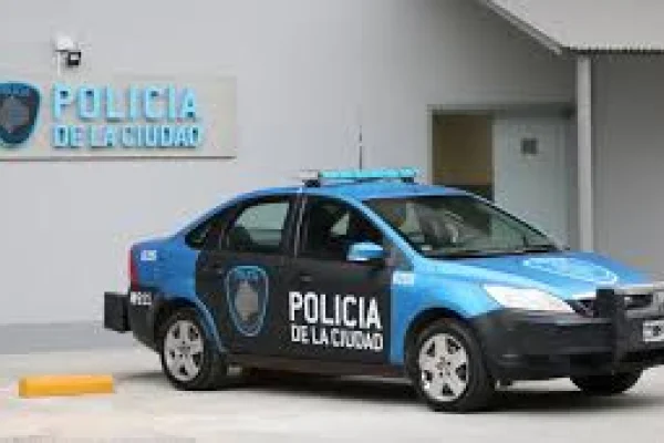 Una mujer semidesnuda se tiró de un balcón en Palermo y detuvieron a un cirujano plástico acusado de prostituirla