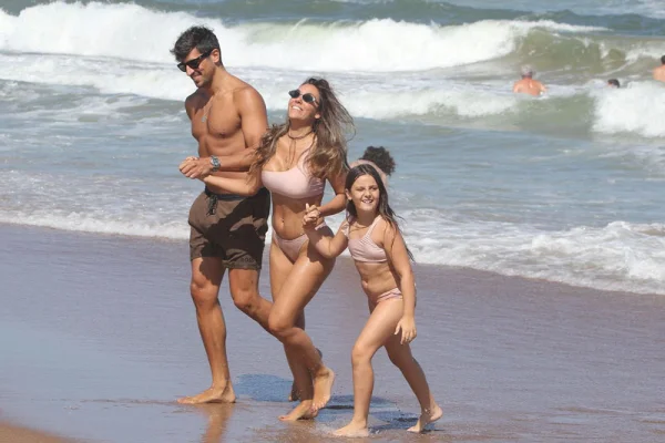 Las fotos de la divertida tarde de playa de Floppy Tesouro con su nuevo novio y su hija en Punta del Este