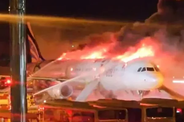 Pánico en Corea del Sur: un avión se prendió fuego antes de despegar