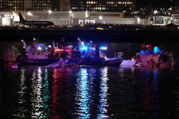 Recuperan 18 cuerpos del río Potomac tras el choque entre un avión y un helicóptero en Washington