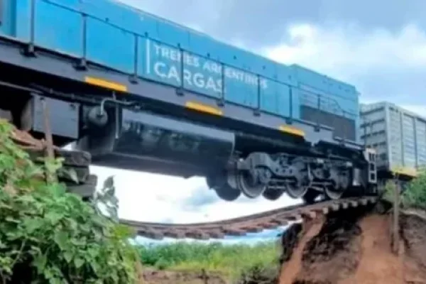 Salta: un tren quedó colgando tras romperse parte de un puente en Horcones