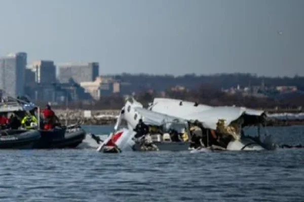 Recuperan cajas negras del avión accidentado en Washington