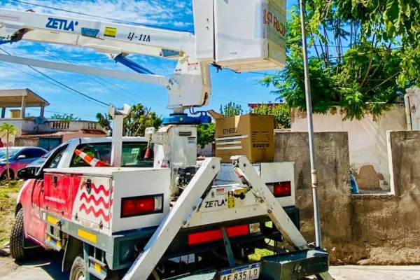 El municipio colocó luminaria en barrios de la zona Este