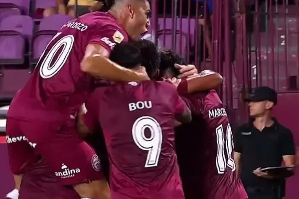 Lanús celebró ante Sarmiento su primera victoria en el Torneo Apertura