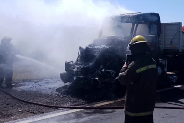 Se incendió un camión en Ruta Nacional 38 y 25