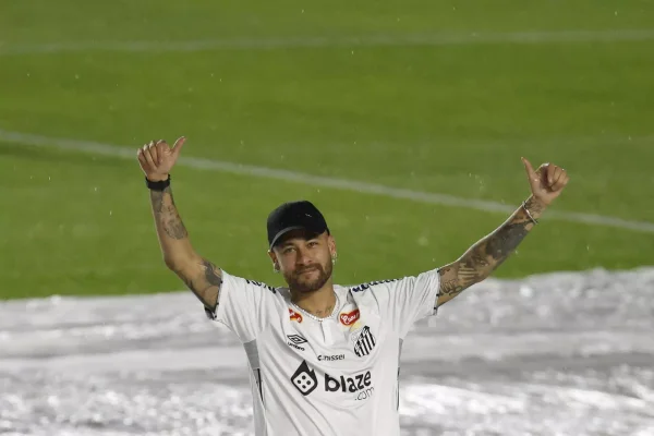 Neymar llegó a su primer entrenamiento con el Santos en helicóptero