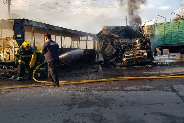 Un micro que llevaba niños se incendió luego de un grave accidente con un camión en Mendoza