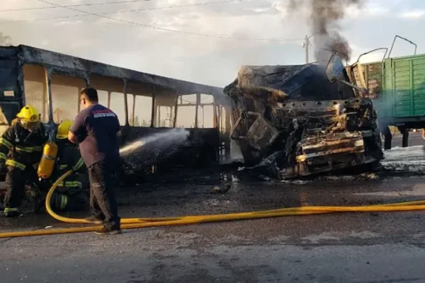 Se incendió un micro que transportaba a más de 40 chicos: uno tiene el 90% del cuerpo quemado y está grave