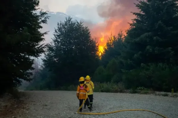 Los incendios forestales avanzan en El Bolson y generan daños y evacuaciones