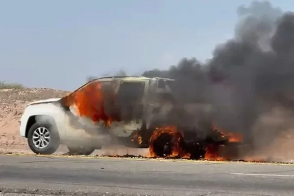 Una camioneta se incendió en una ruta de San Juan y el conductor sobrevivió por poco