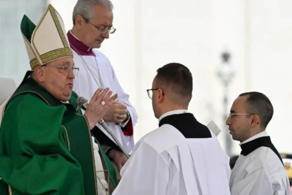 El papa Francisco interrumpe una homilía 