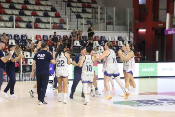 Las chicas de Riachuelo festejaron en su visita a Santiago del Estero