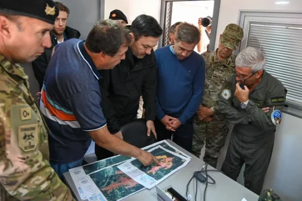 Petri supervisó el trabajo de las FFAA en los incendios de la Patagonia: “No cabe duda de que son intencionales”