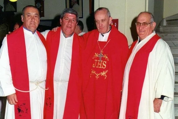 Recordaron al padre Carlos González junto a Bergoglio