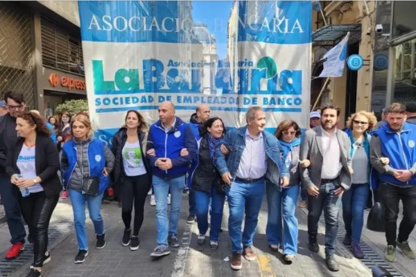 Los bancarios acuerdan un aumento del 2,2%, más un bono millonario