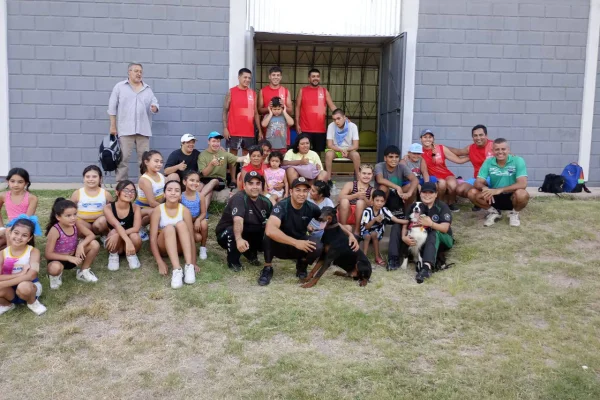 Canes de la Policía realizó una exhibición de destreza en el Polideportivo de Vargas