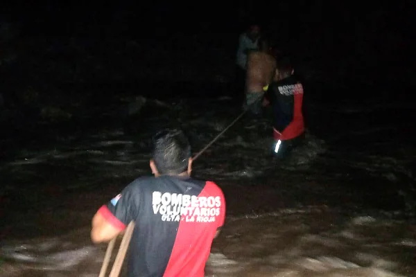 Rescatan a una familia atrapada en un rio de Olta