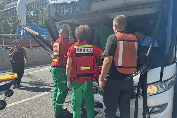 Chocó un micro de larga distancia en Retiro y hubo heridos