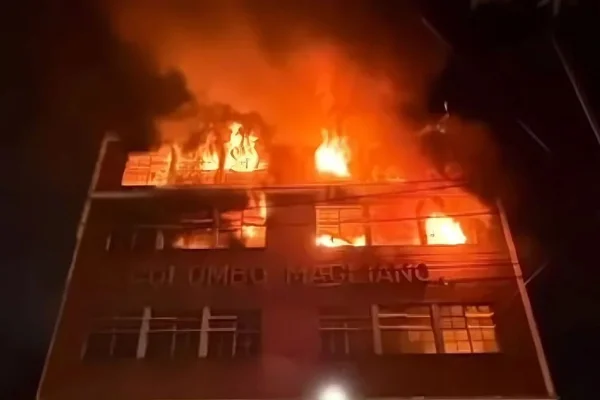 Un voraz incendio hizo explotar y desmoronarse un galpón en Avellaneda