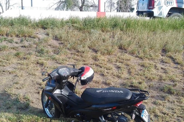 Dos jóvenes hospitalizados tras una caida de moto en Capital