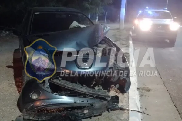 Chocó contra un poste y dejó abandonado el vehículo